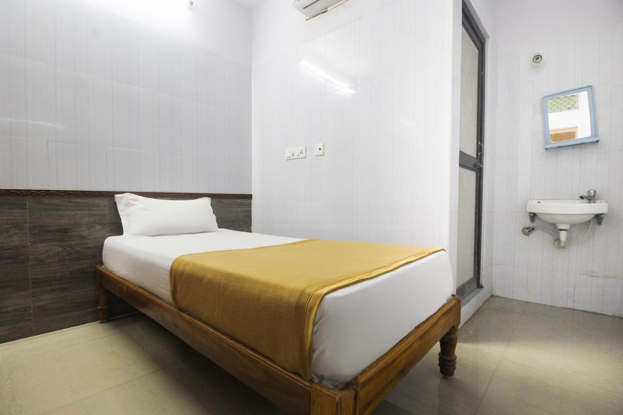 Hotel O Jks Deluxe Lodge Udaiyarpalaiyam Esterno foto